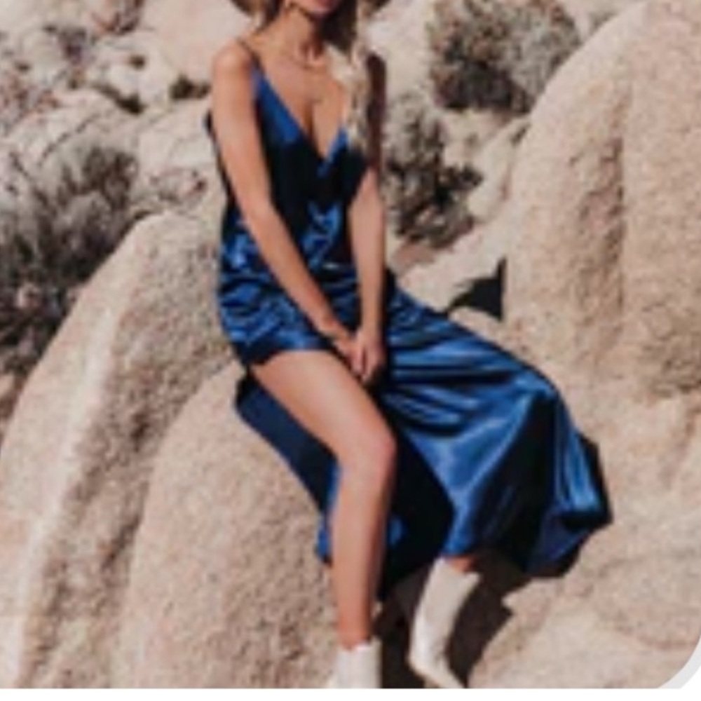 Blue silky dress - Picture 2 of 6